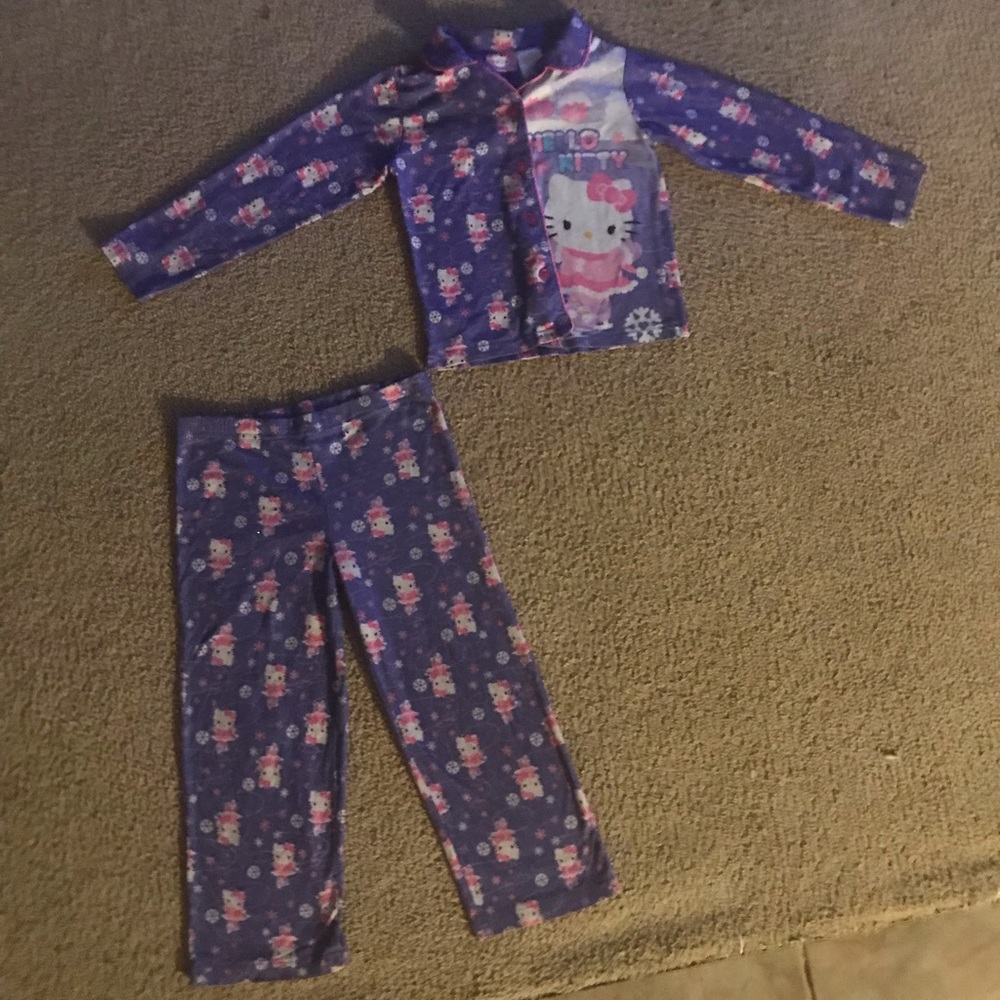 Im selling a hello kitty top & bottom pajama set